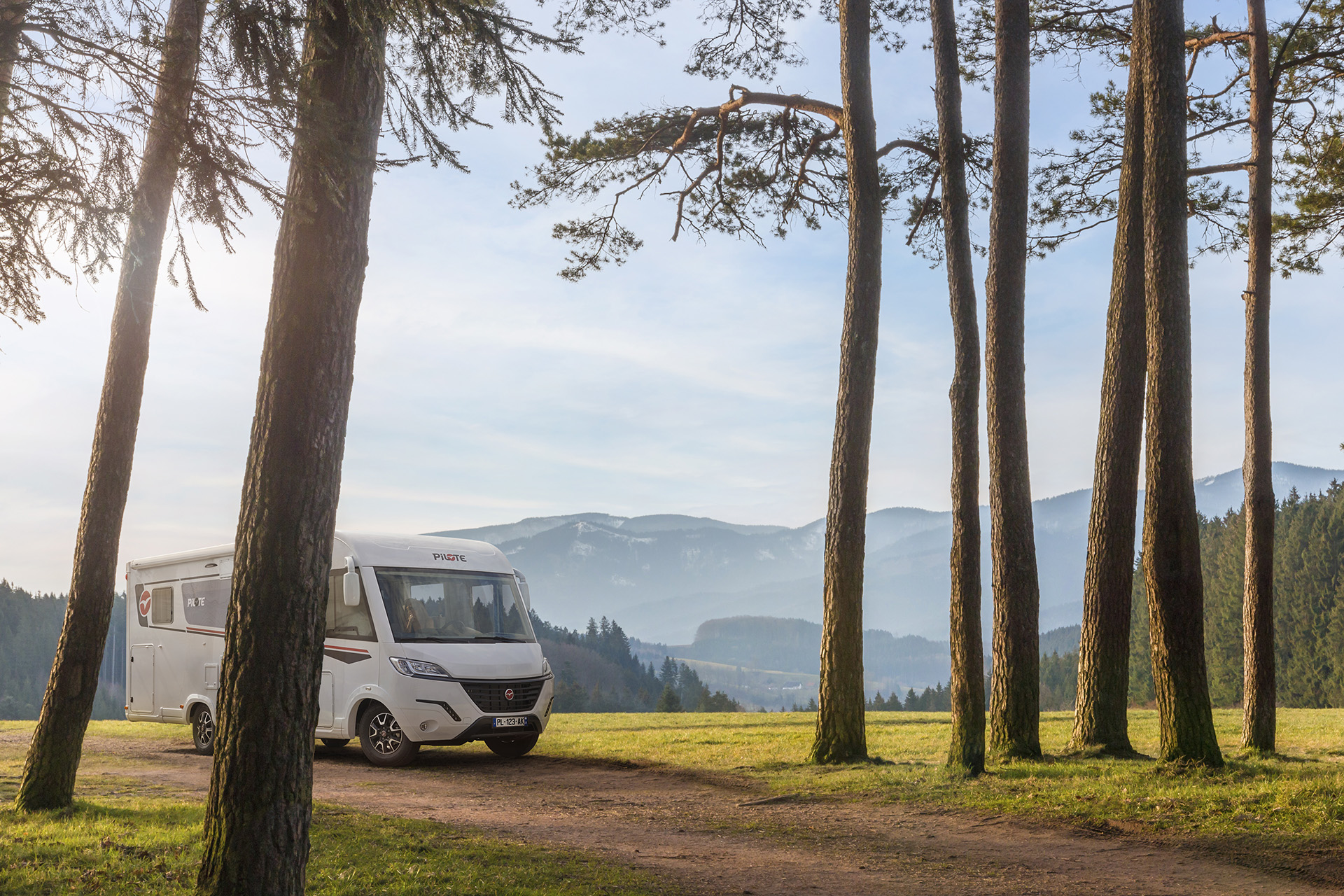 Partez loin dans votre camping-car intégral Pilote Galaxy