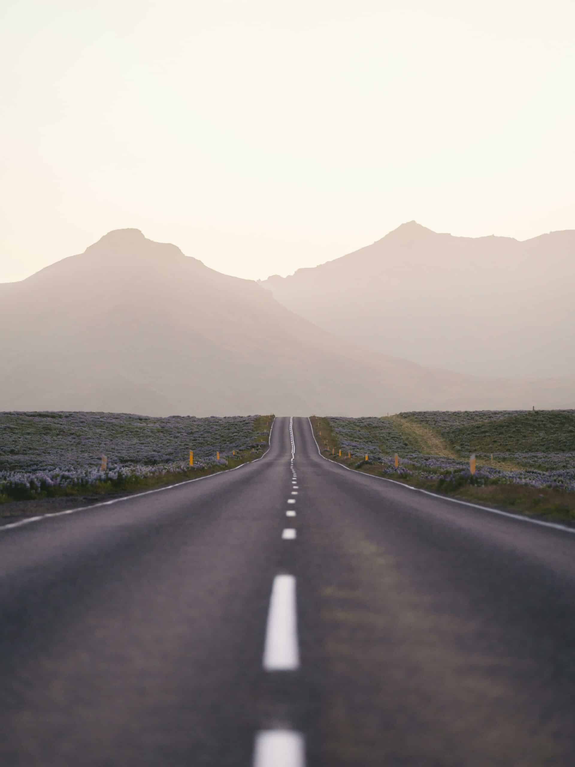 Photo d'une route sans fin vers des montagnes