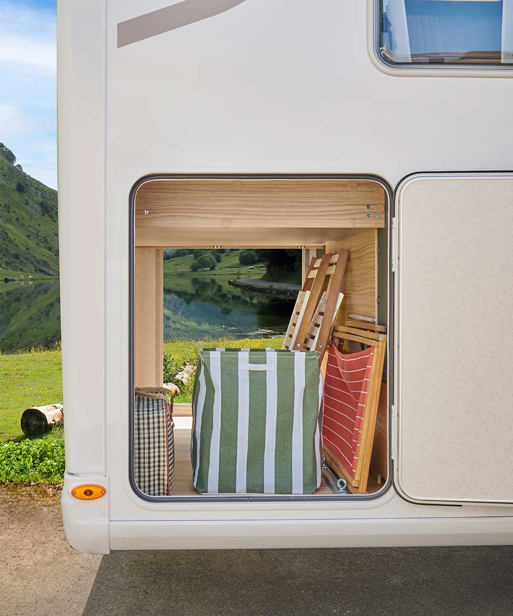 Soute du camping-car intégral G740FC Pilote - ambiance Annecy.