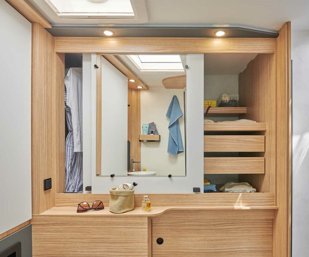 Dressing du camping-car profilé P690D Pilote.