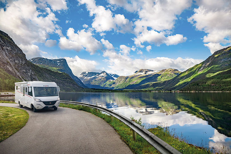 camping-car intégral Pilote roulant le long d'un lac en Norvège