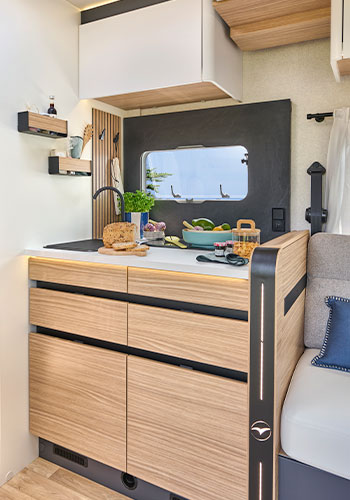 Cuisine d'un camping-car profilé Pilote P740FGJ