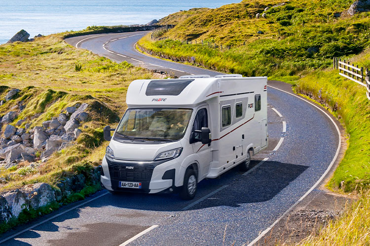 camping-car profilé Pilote roulant sur une route en Irlande le long de la côte