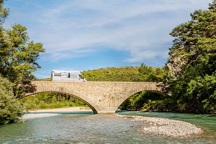 Camping-car profilé Pilote sur un pont dans le Périgord