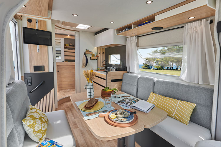 Salon d'un camping-car profilé Pilote P690D