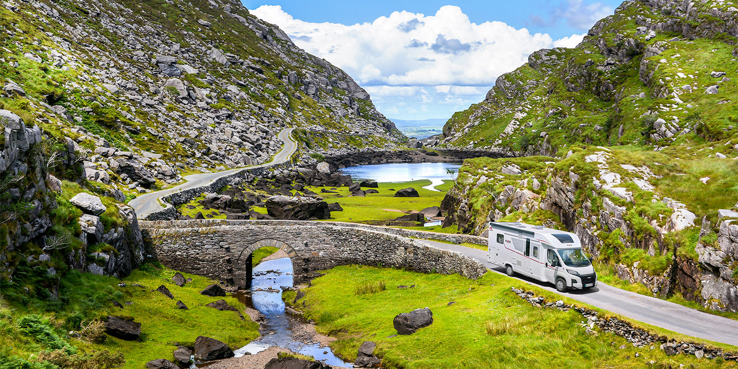 camping-car profilé Pilote roulant sur une route de montagne dans un paysage irlandais