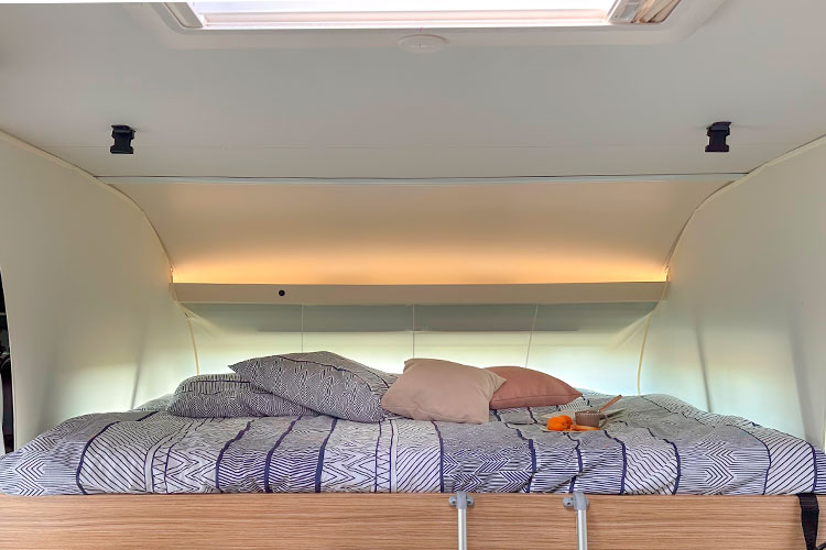 Lit pavillon descendu dans un camping-car intégral Pilote G690D