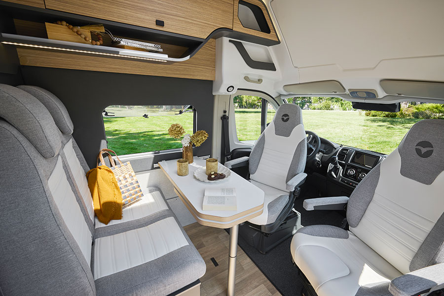 Salon du V633M Evidence UK-SE avec la sellerie bi-matière simili et tissu "Cloud"