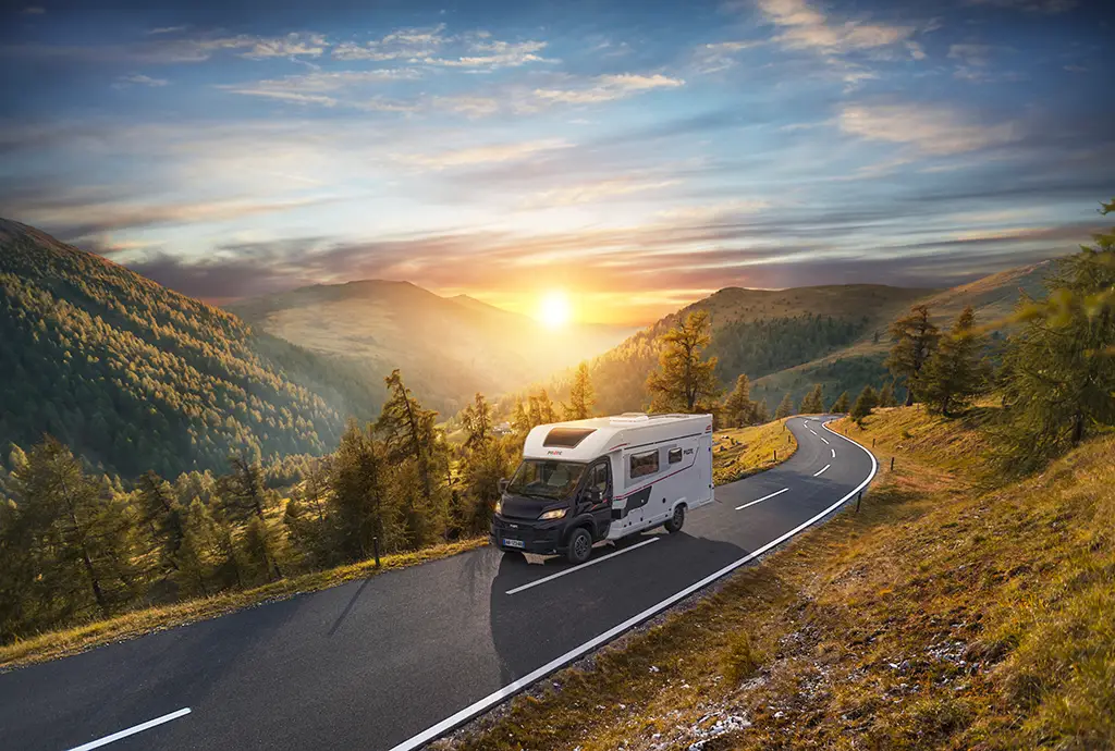 Camping car profilé étroit évidence sur une route de montagne