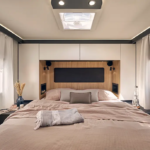 Chambre arrière d'un camping car intégral avec un grand lit et des placards haut