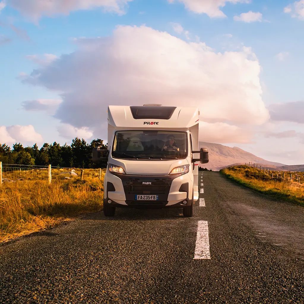 Camping car profilé sur une route en Irlande