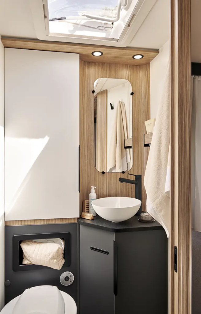 Salle de bain d'un camping car P720FGJ avec lavabo et toilettes.