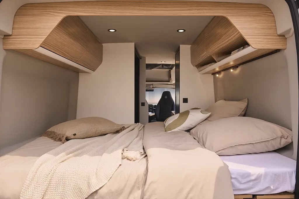 Chambre avec lit double d'un fourgon aménagé V600G